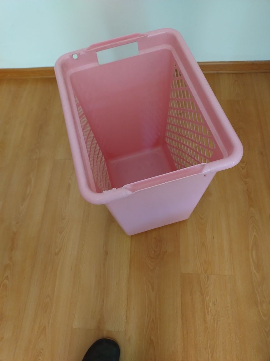 Różowy kosz na bieliznę, na prasowanie, na zabawki