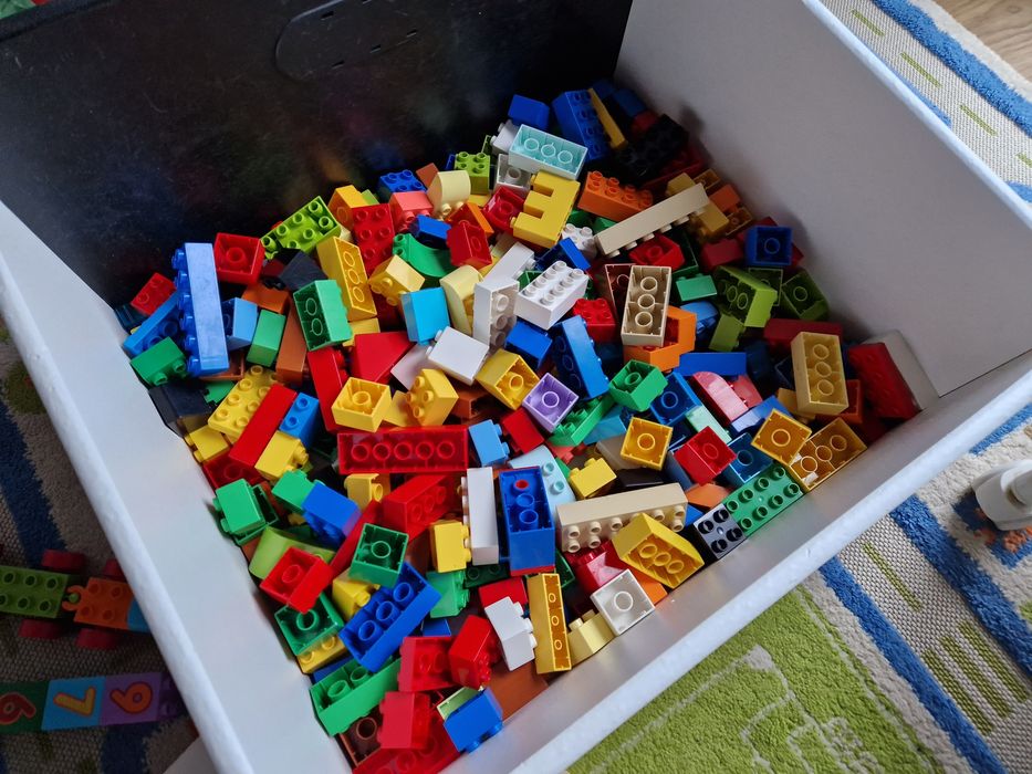 Ogromny zestaw LEGO, liczne postacie, szpital, zoo, kolejka