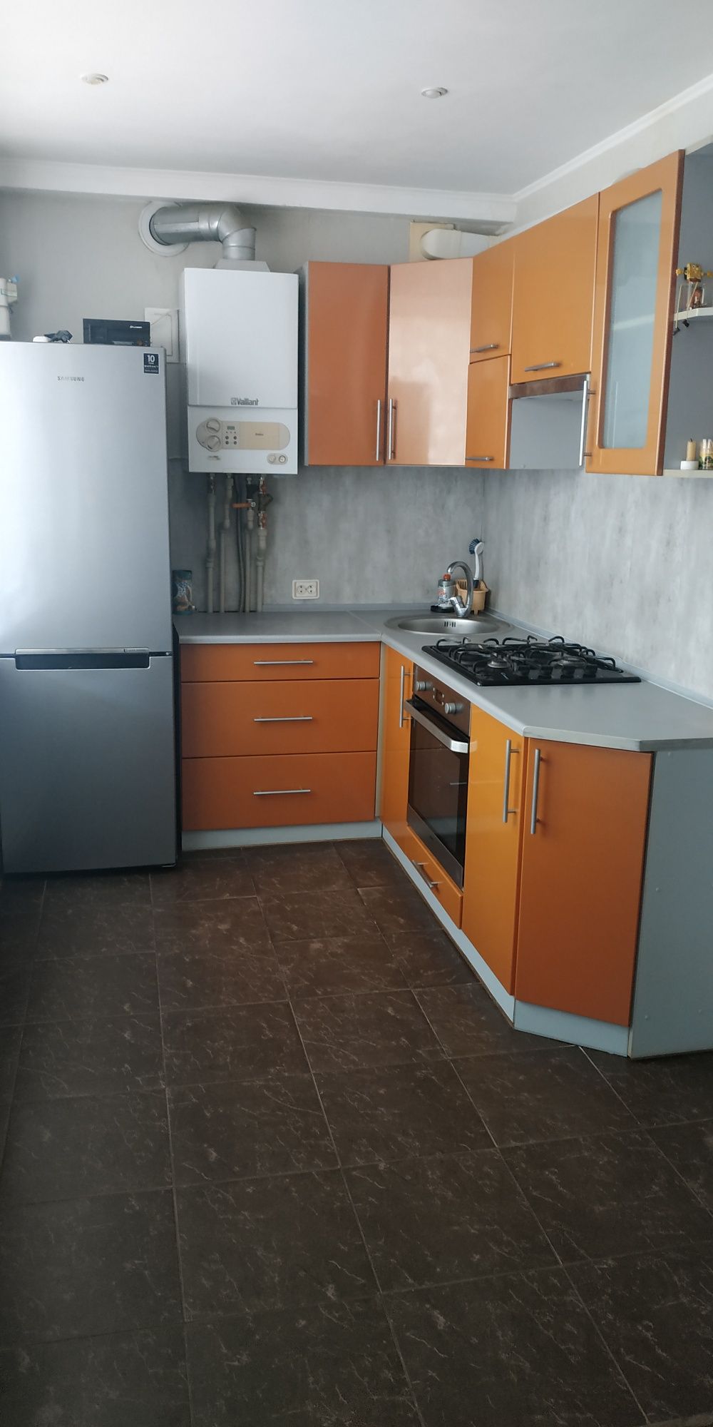 Кухонный гарнитур,мягкий уголок, стол+4 стула