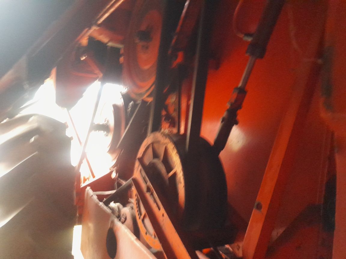 Kombajn bizon ZO56 super garażowany użytkowany transport silnik igla