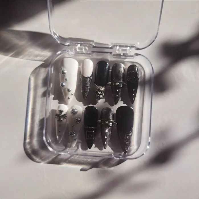 Długie Biało Czarne Stilettos Press on Tipsy