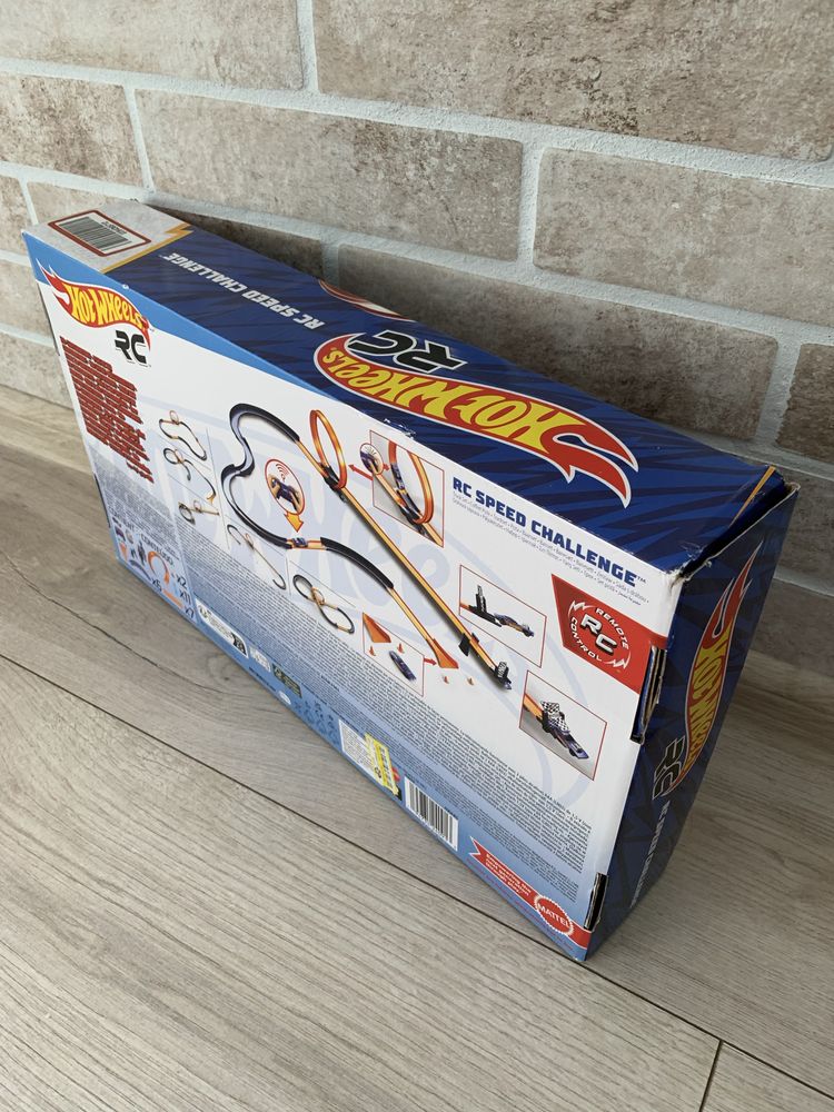 Трек Hot Wheels RC 1:64 с 30 деталями и машиной на радиоуправлении