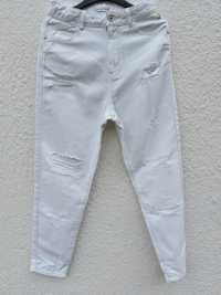 Białe spodnie z dziurami boyfriend Reserved rozmiar 152