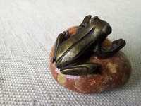 Figura żabka z brązu na kamieniu