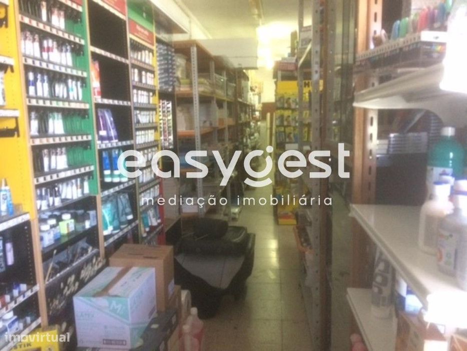 Loja com armazém incluindo stock em artigos de escritório e artes
