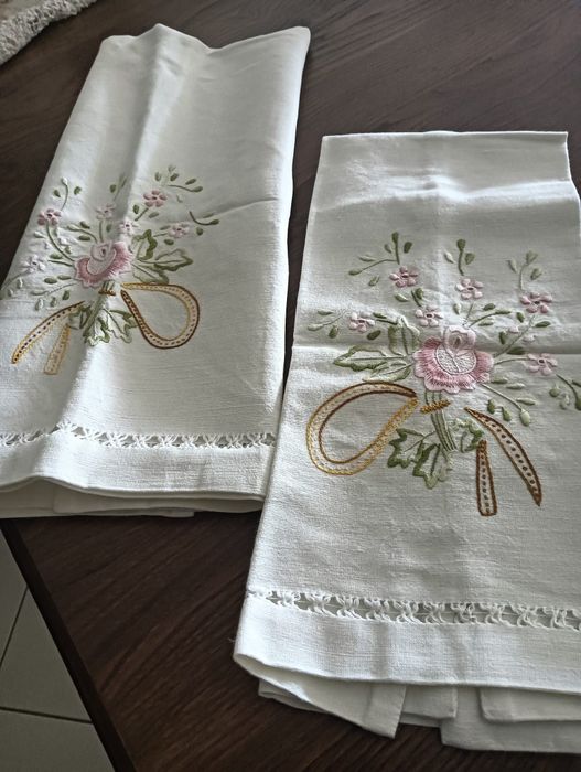 Conjunto de 2 panos de linho e bordados
