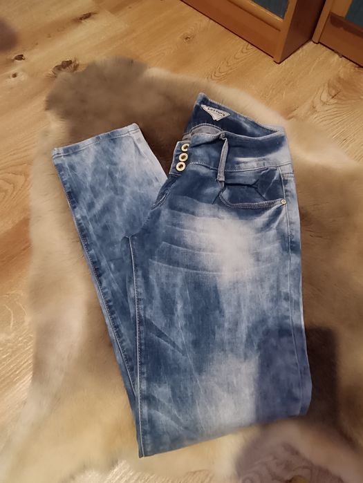 damskie jeansy z efektem sprania (acid wash)