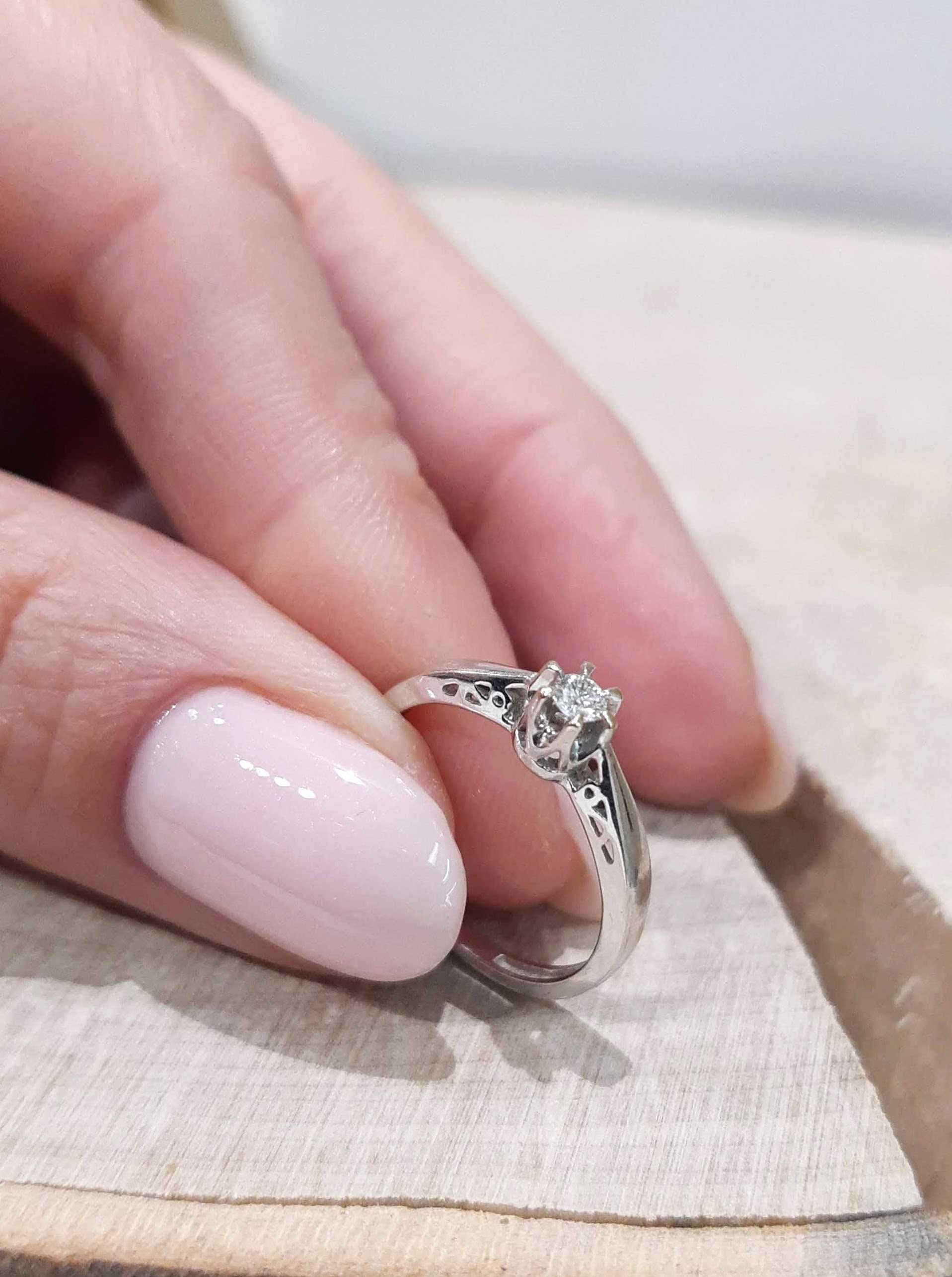 Złoty pierścionek z brylantem r.9 0,07 ct-1,64 g/p.585