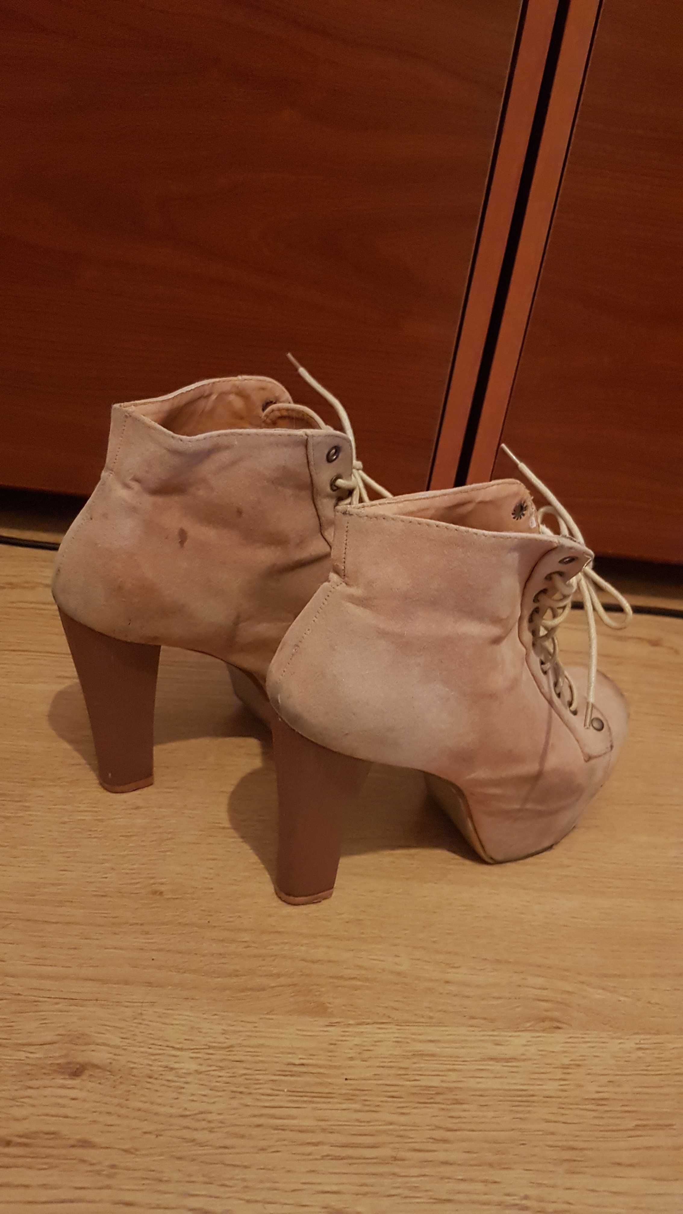 Botins estilo Jeffrey Campbell bege