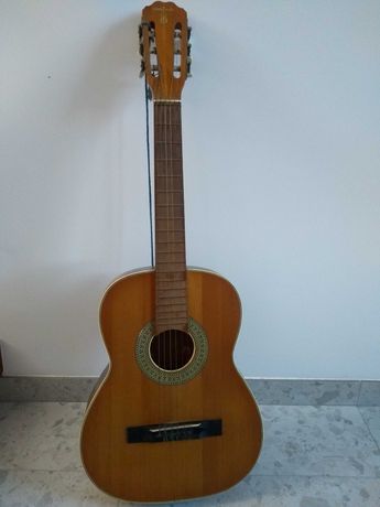 Stara gitara klasyczna 40-letnia