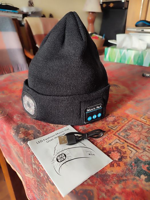 Czapka z dźwiękiem i światłem