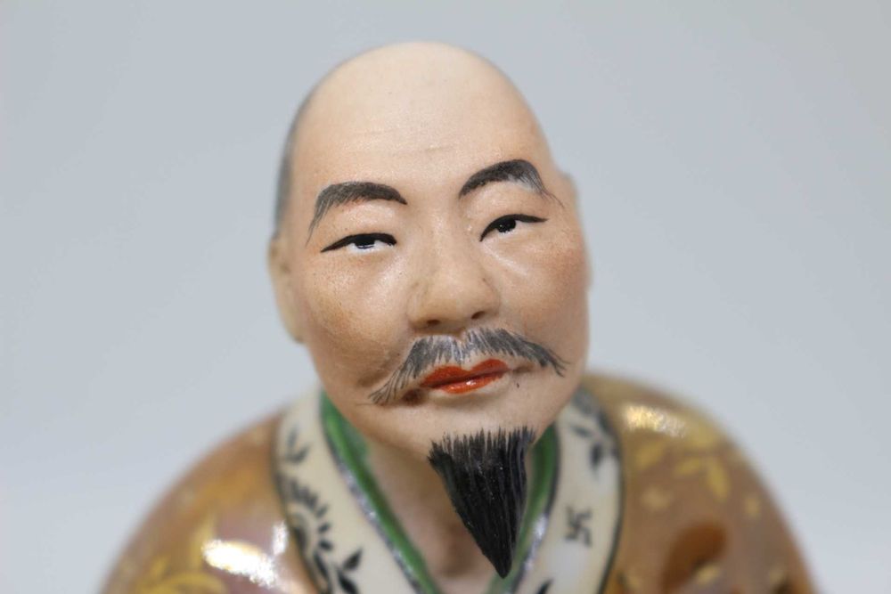 Escultura em Porcelana Chinesa Pintada Mão 18 cm
