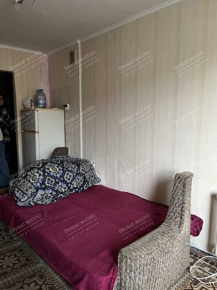Кімната з балконом в гуртожитку.