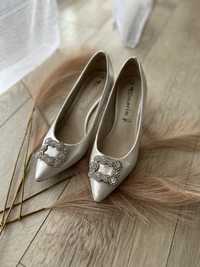 Piękne buty ślubne