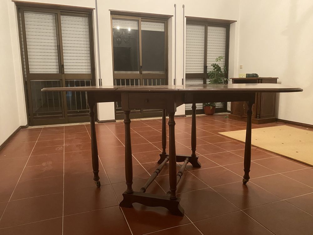 Mesa de madeira dobravel para refeicoões e bastante pratica de usar