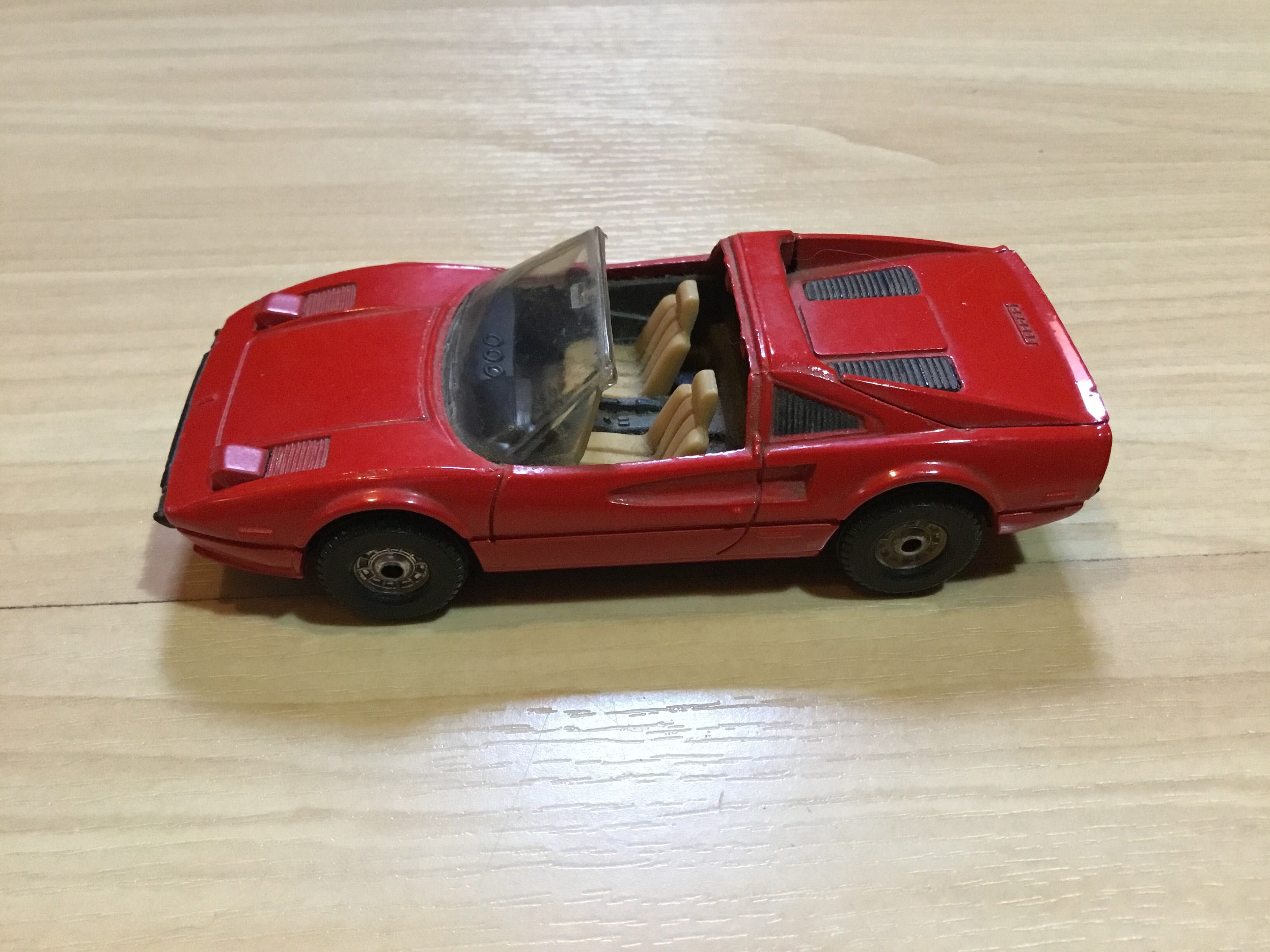 Miniatura Corgi Ferrari 308 Gts em escala 1/36