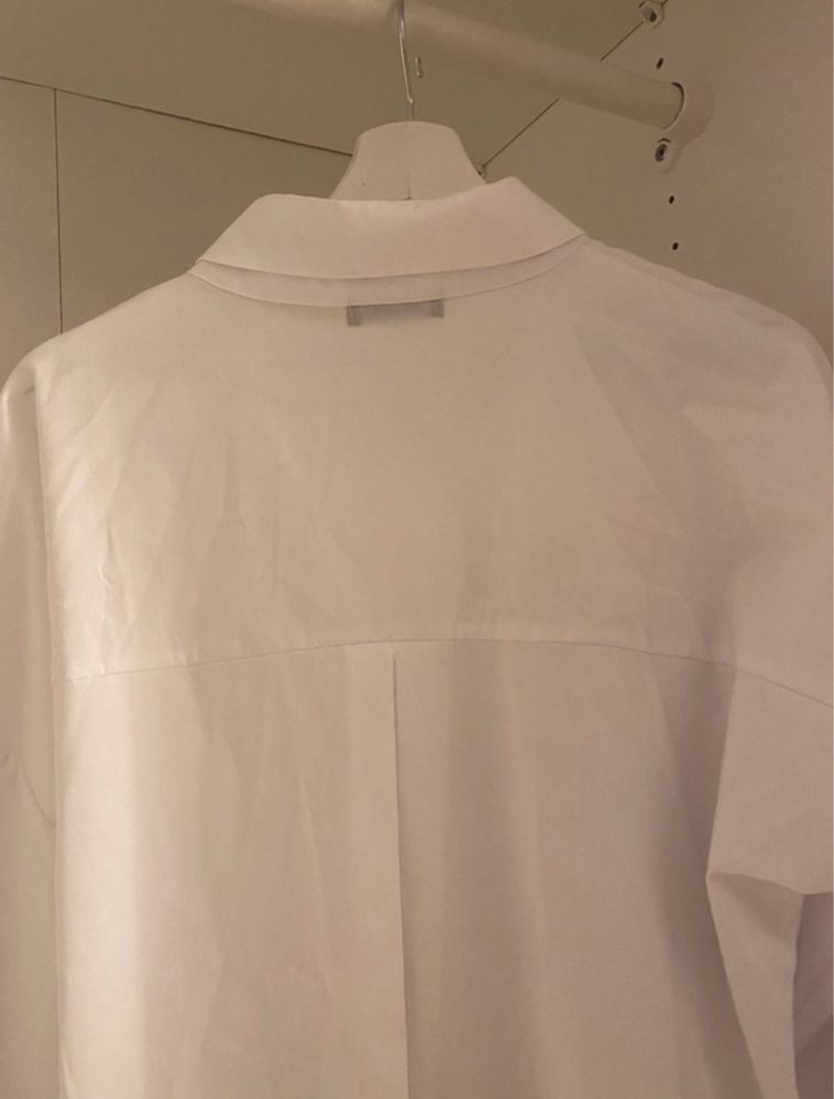 Biała koszula ze zdobieniem na przodzie rozmiar uni
