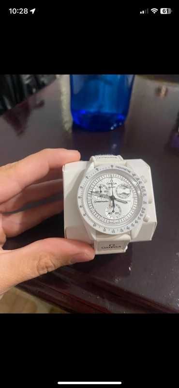 Omega Swatch Snoopy SO33W700 Retro Futuryzm z Fazą