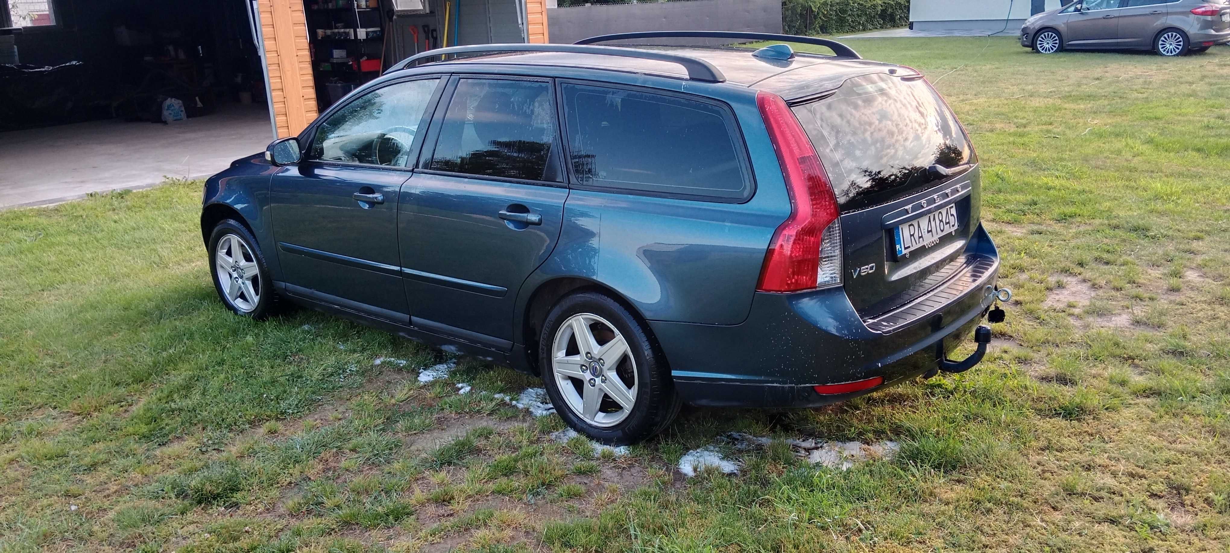 Sprzedam auto uszkodzone blacharsko jak widać na zdjęciach.
