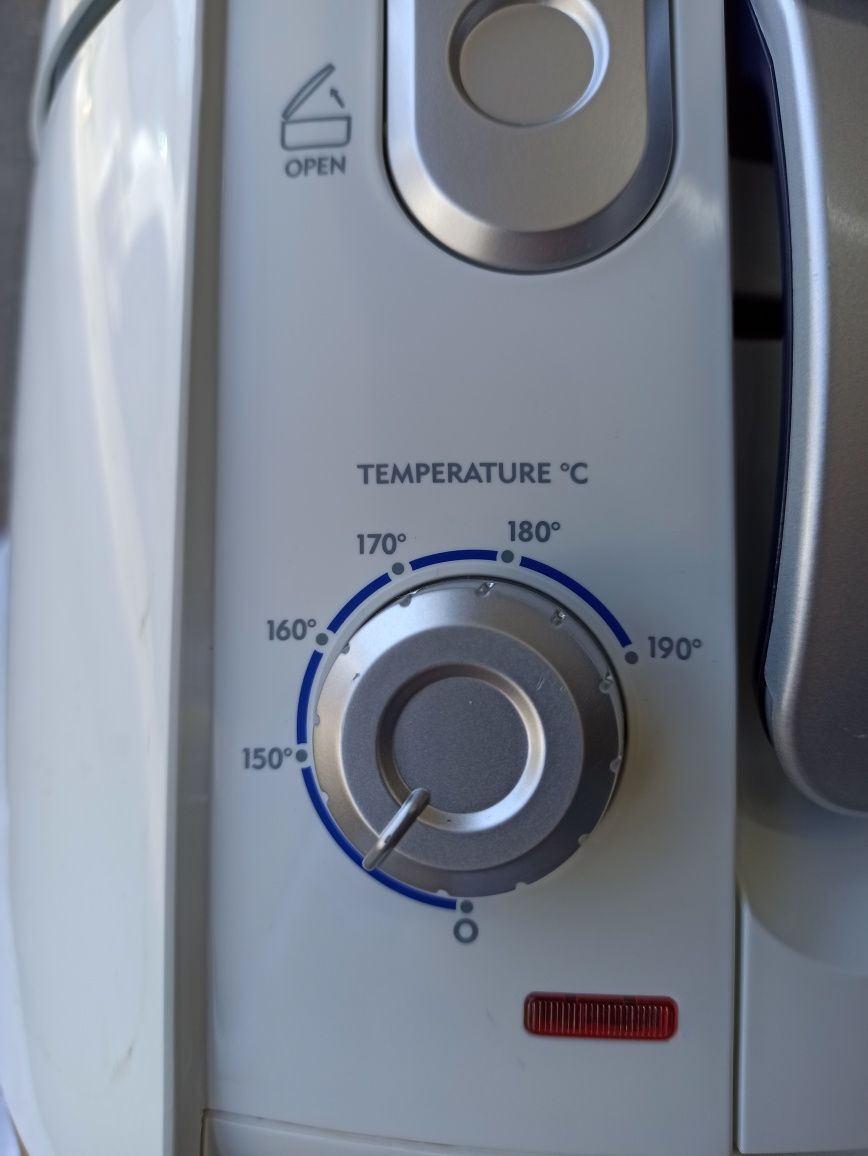 Фритюрниця Delonghi F28233