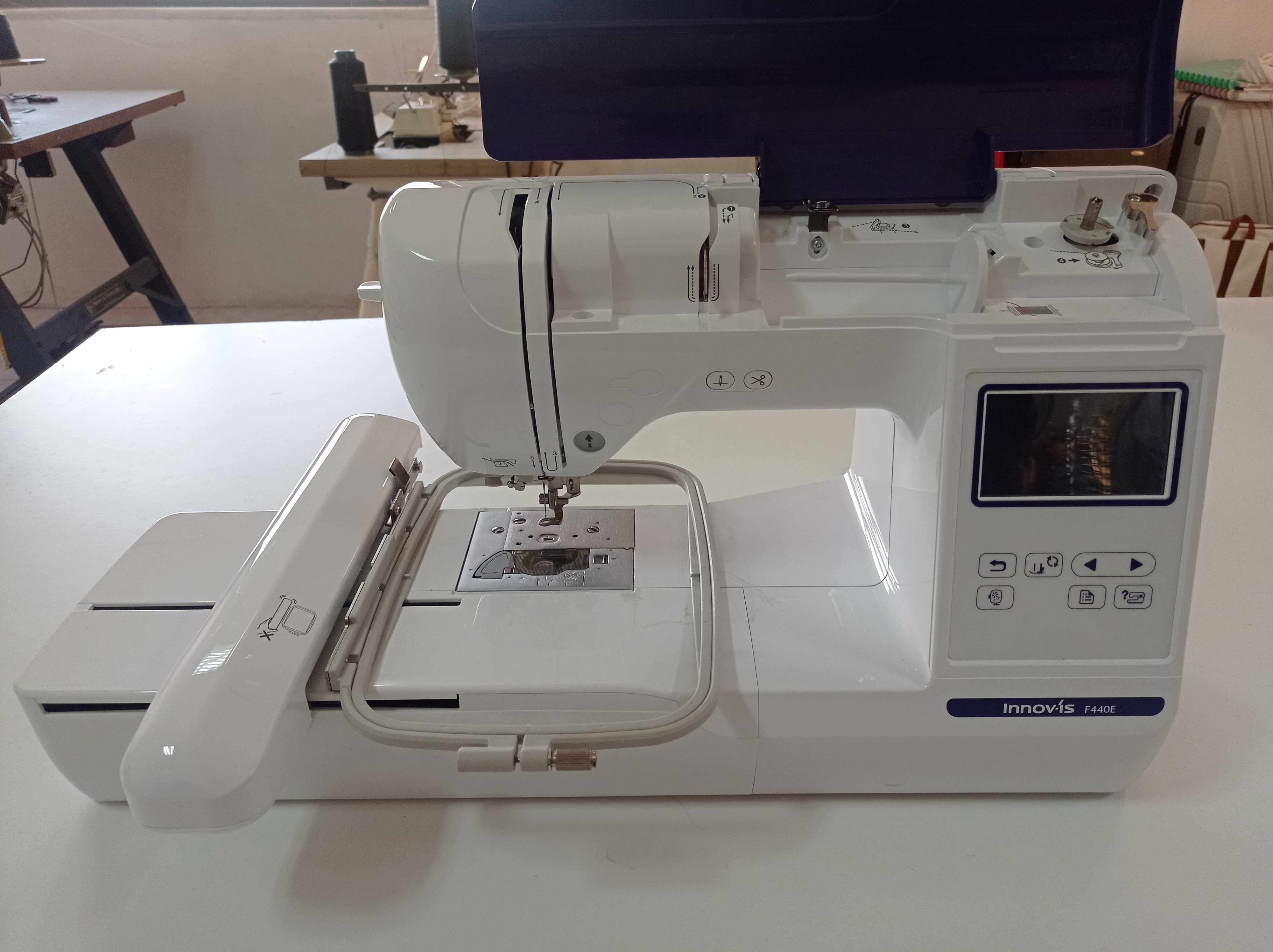Máquina de Bordar Brother Inovis F440E