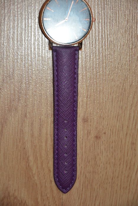 Nowy zegarek fioletowy z czarną tarczą