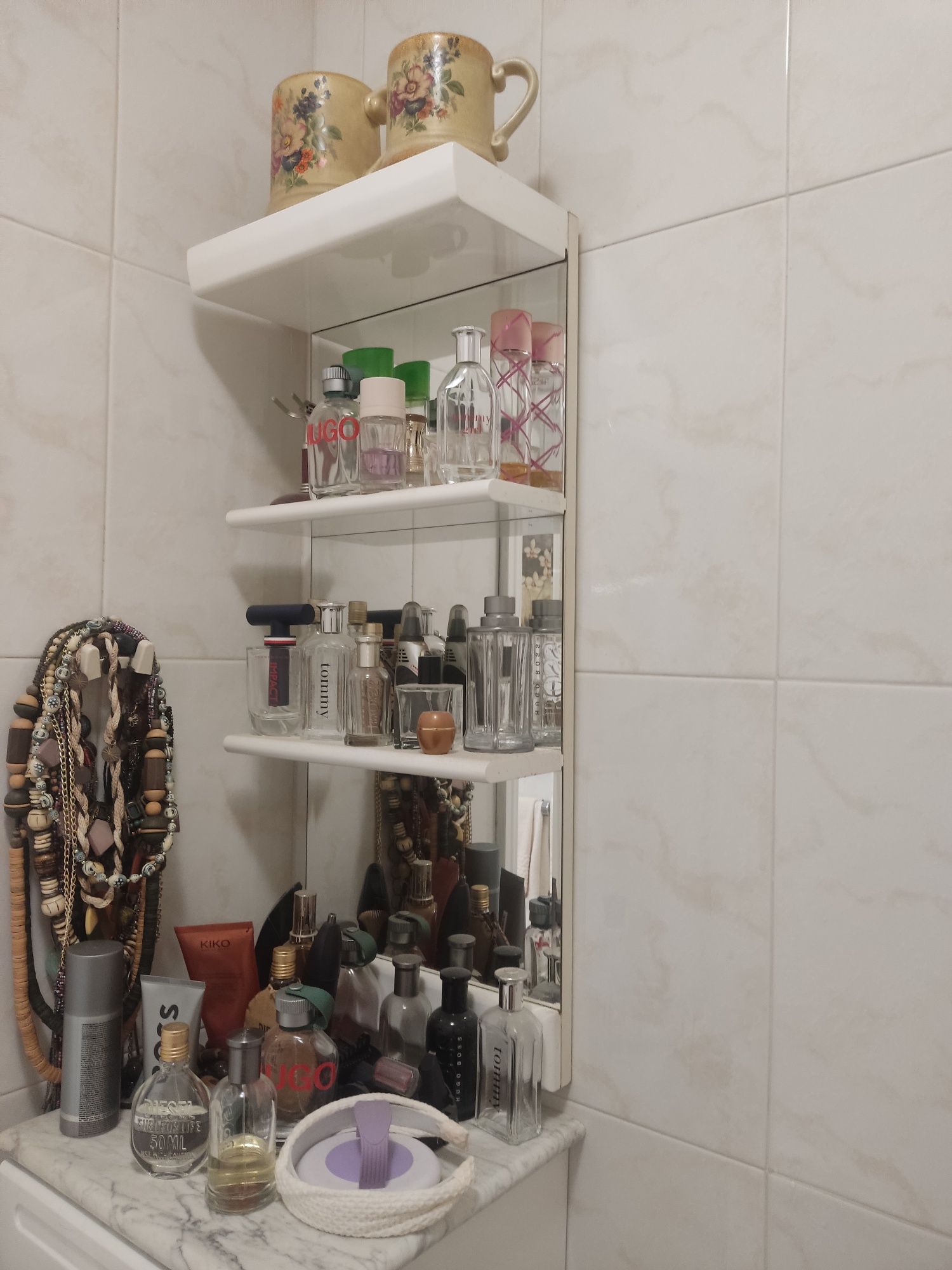 Móvel de apoio de casa de banho em melanina branco com tampo de pedra