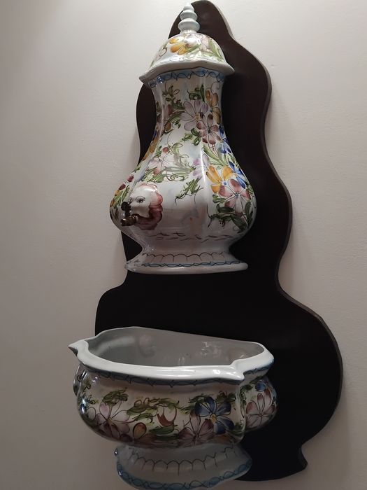 Fonte de parede em cerâmica