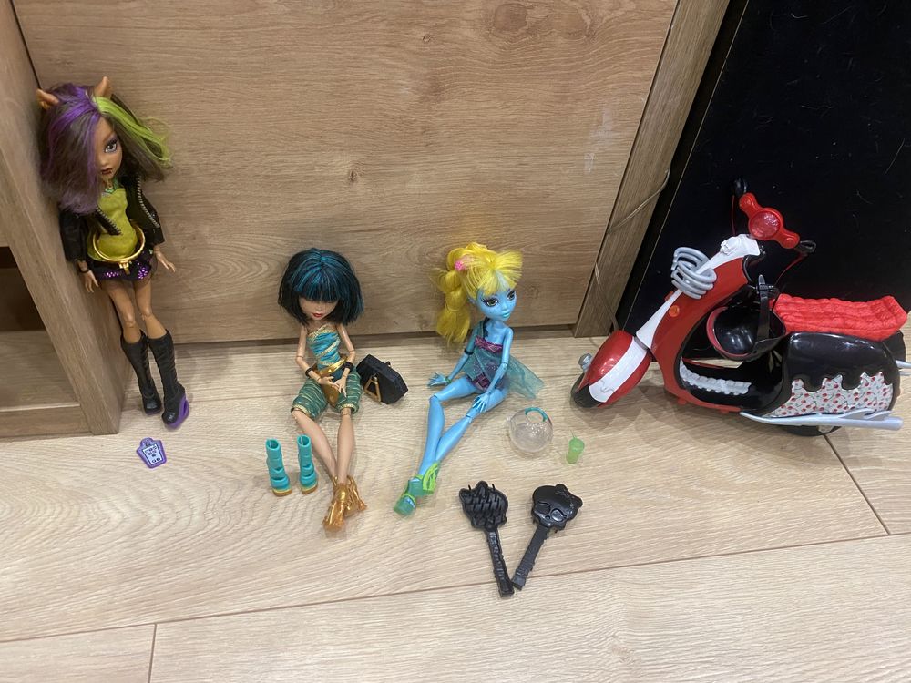 Barbie Monster High + Barbie skuter