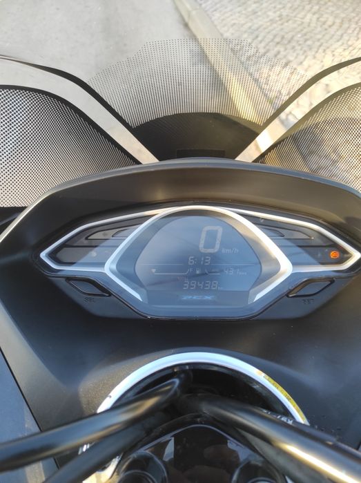 HONDA PCX 125 
HH10/2019 com 39500km 
Pneus novos 
Top case givi
Visei