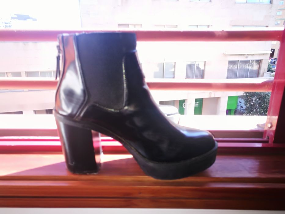 Botas tipo verniz pretas Stradivarius