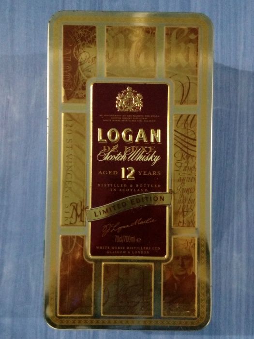 Latas de whisky antigas em bom estado
