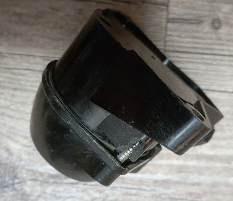 Retro gniazdko i przełącznik z defektami PRL