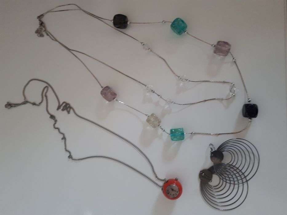 Zestaw biżuterii naszyjniki i kolczyki