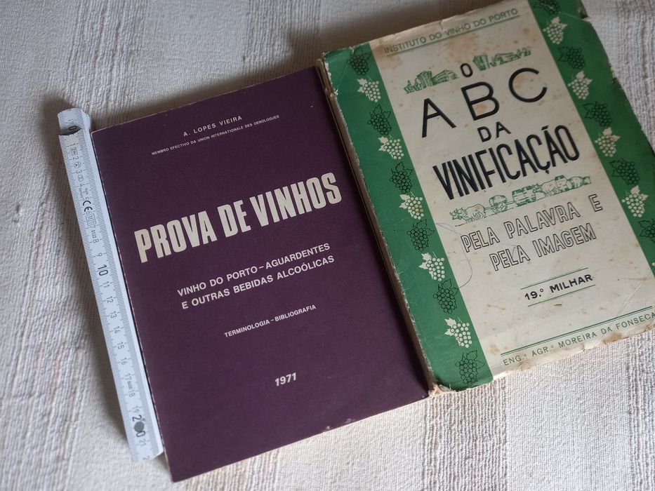 Dois livros antigos sobre vinhos