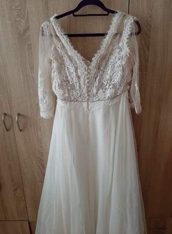Piękna suknia ślubna 2020 welon