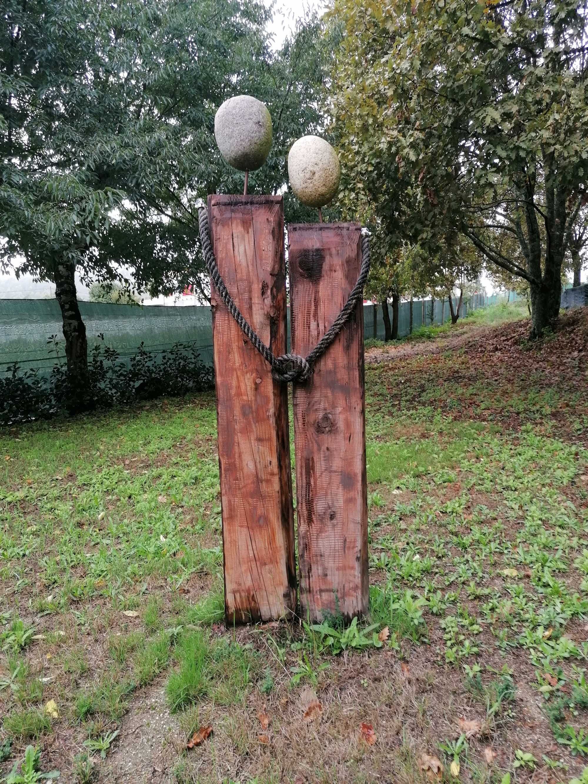 Escultura em madeira e pedra