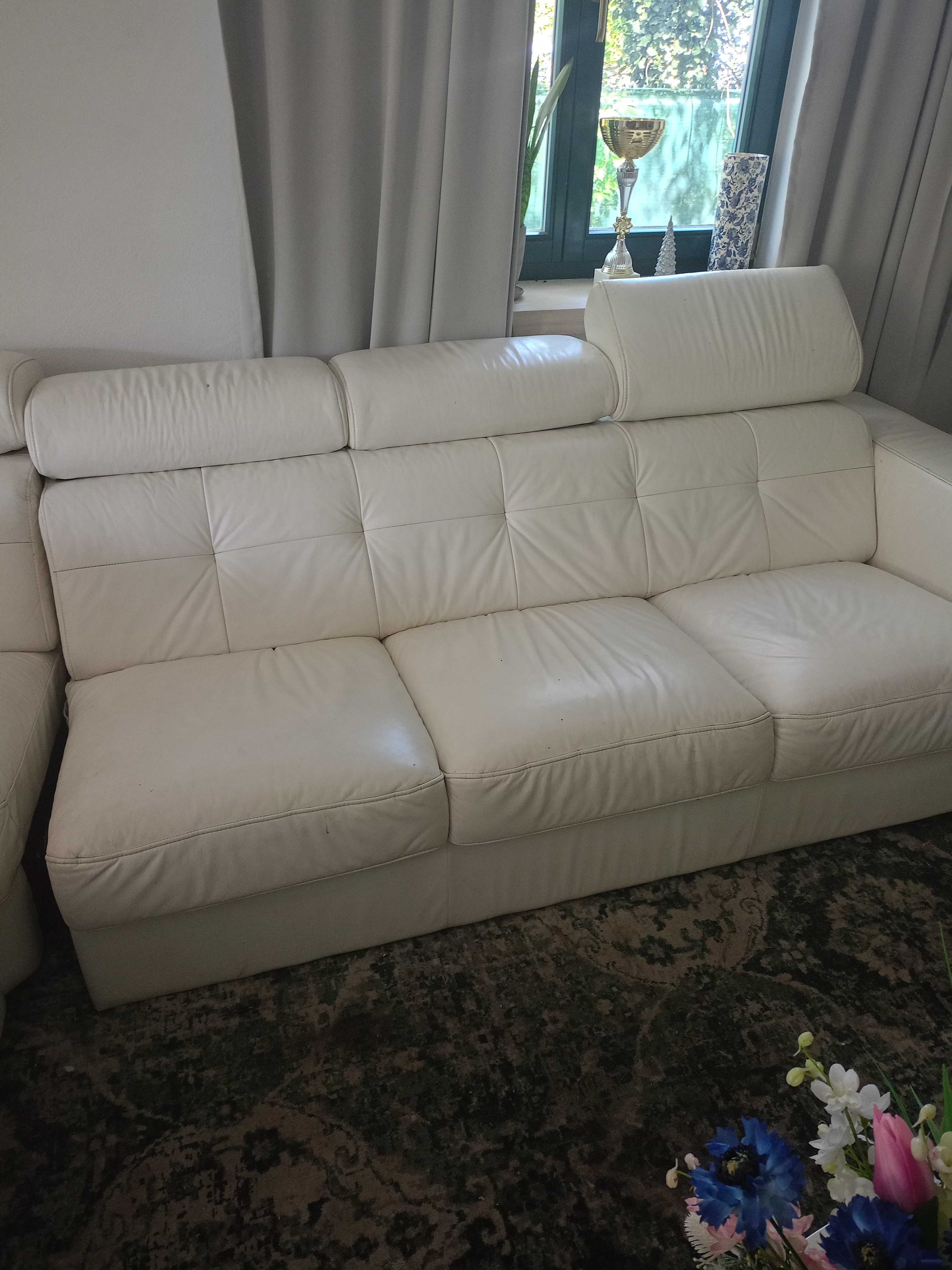 Skórzany waniliowy narożnik plus dwa fotele i dwie pufy do salonu