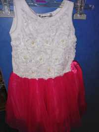 Sliczna sukieneczka dla dziewczynki z platkami roz
