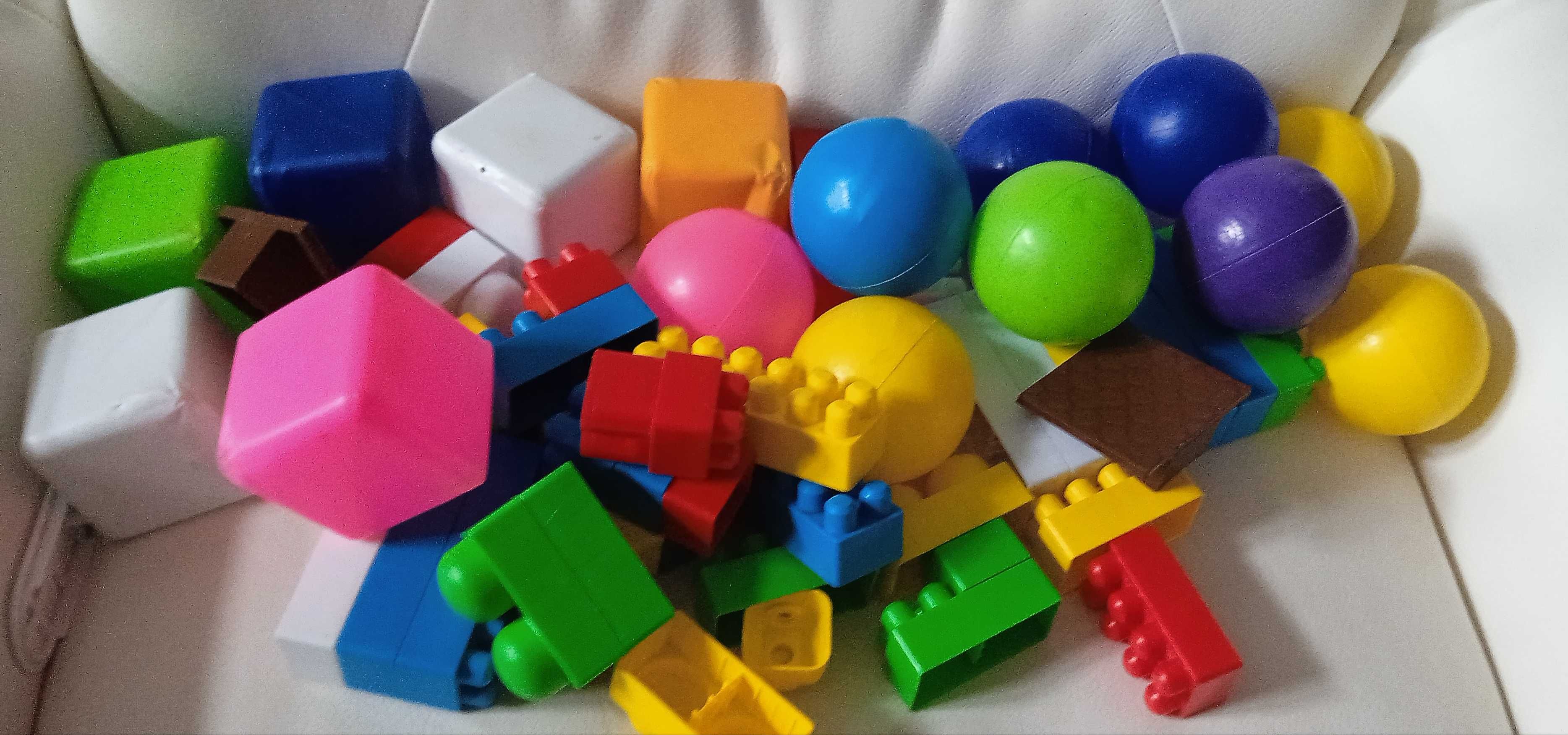 Кубики цветные,мячики цветные, мягкие пазлы животные, конструктор.