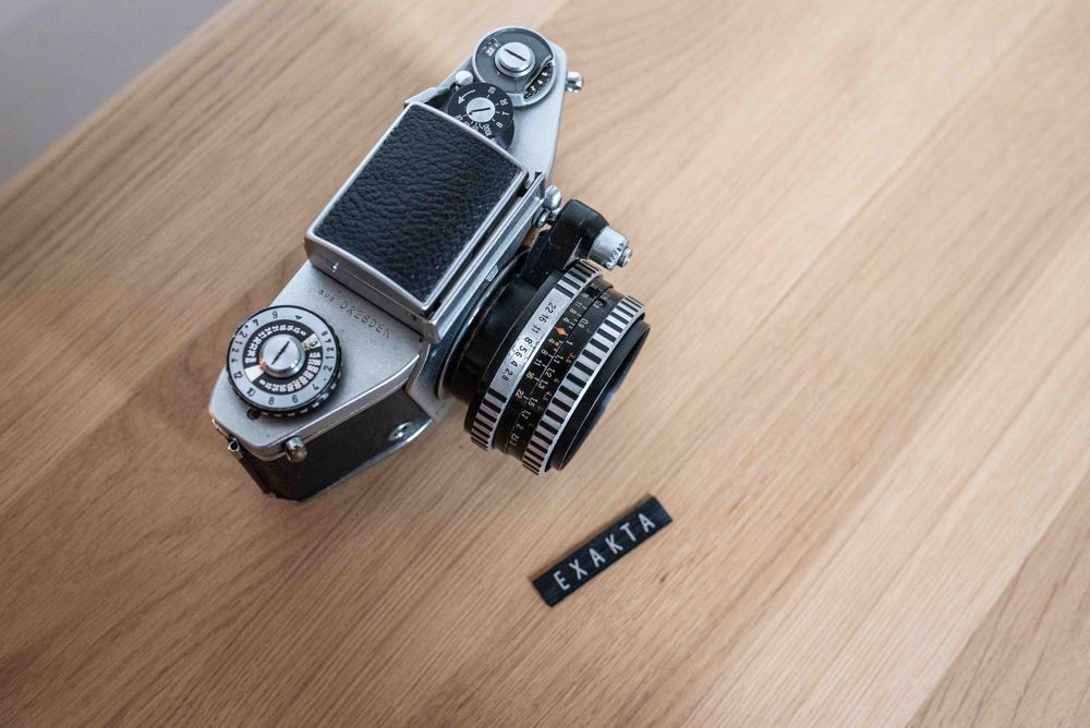 Aparat Exakta vx 1000 + obiektyw Jena T 1:2,8 f=50 mm