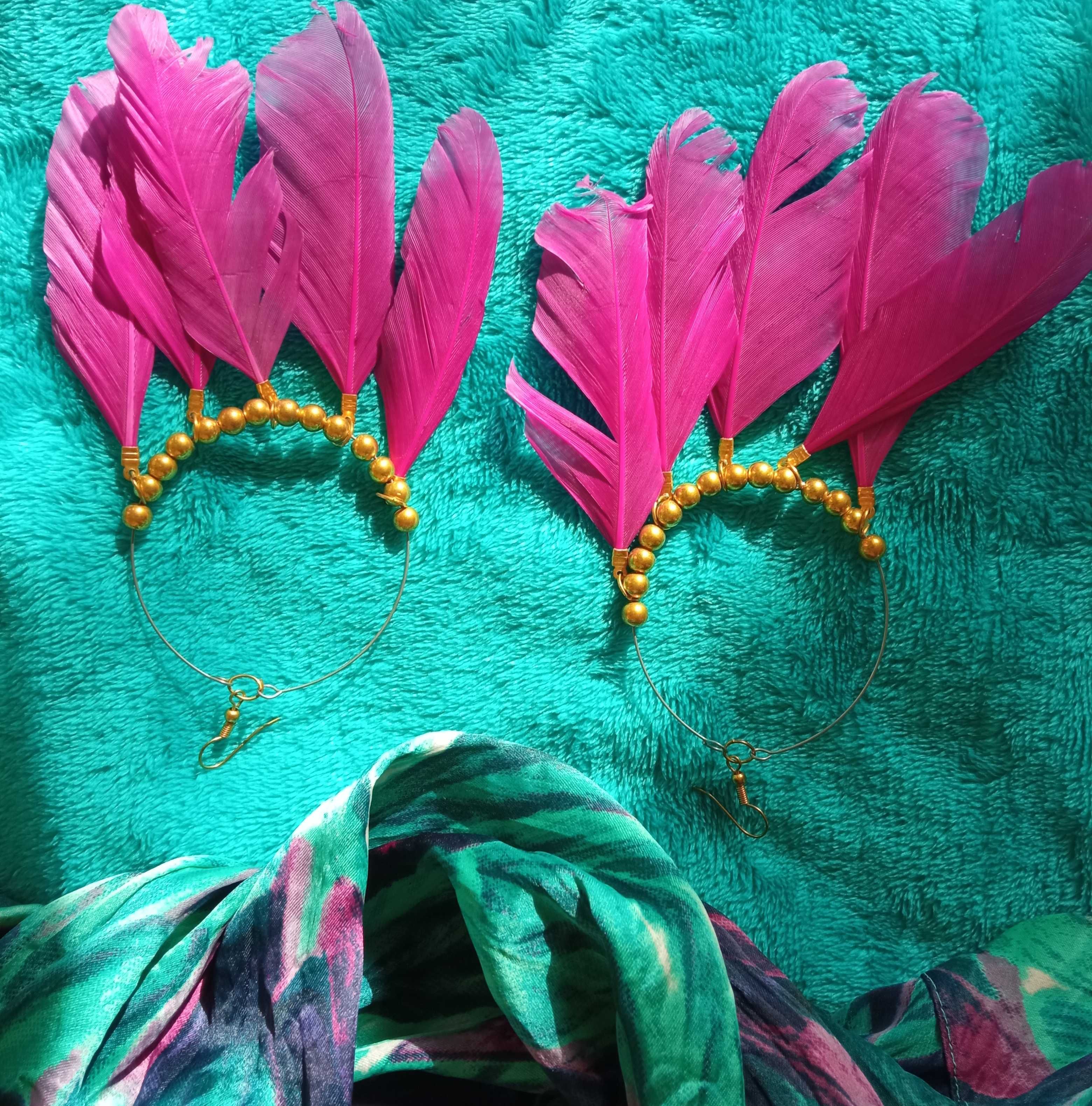 indyjskie kolczyki pióra w modnym kolorze fuksji