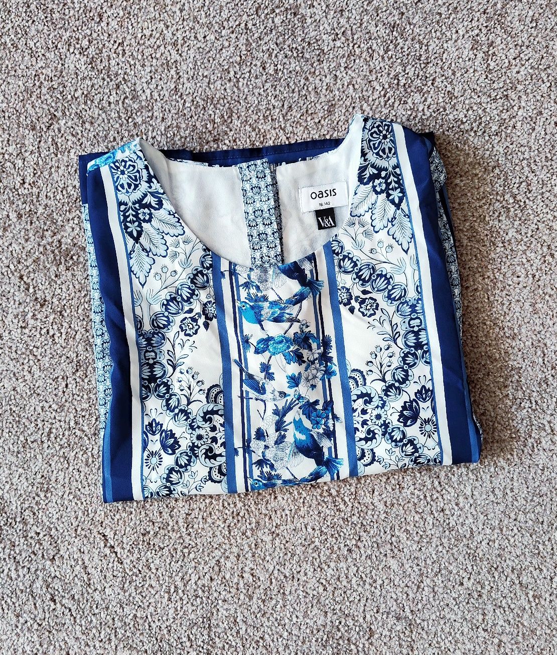 Bluzka w kolorach granatowego i niebieskiego Oasis motyw floral