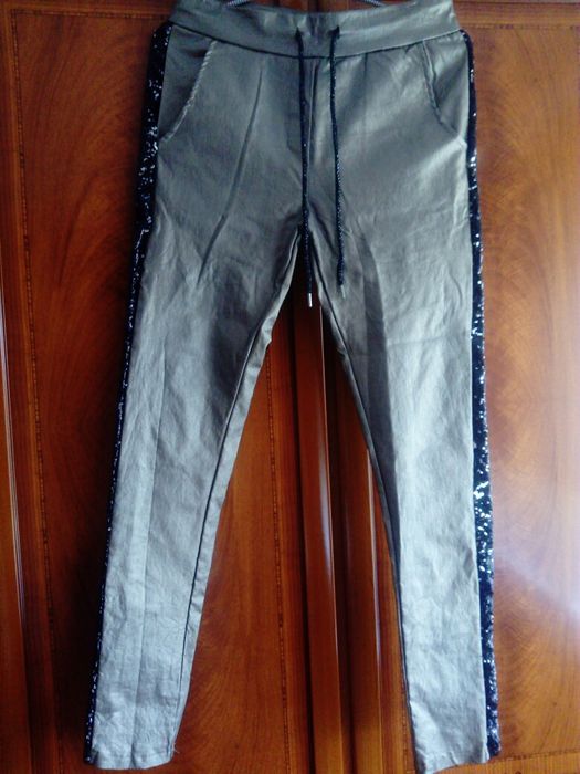 Śliczne spodnie skórkowe gnieciuchy dresowe M.