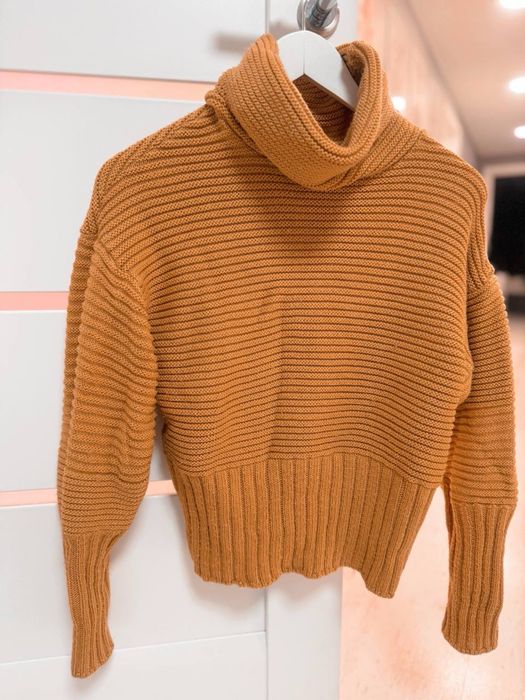 Светр під горло теплий