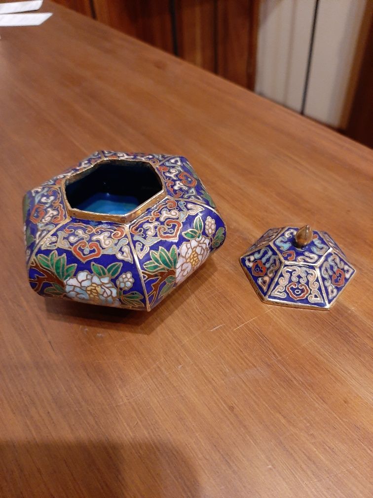 Guarda jóias de cloisoné.