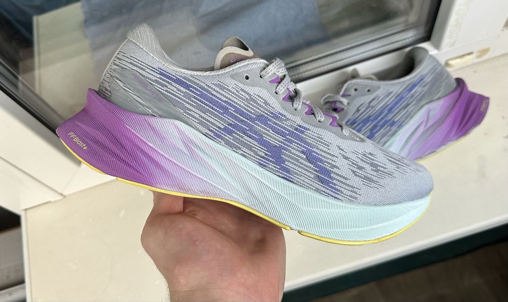 Оригінальні кросівки Asics Novablast 3 асікс 40,5 розмір 26см дитячі