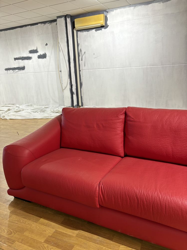 Sofa de pele vermelho