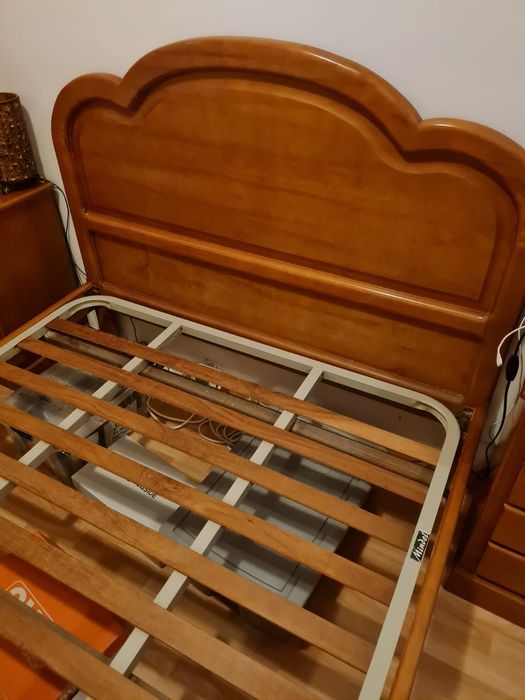 Cama de madeira cerejeira com  3 anos