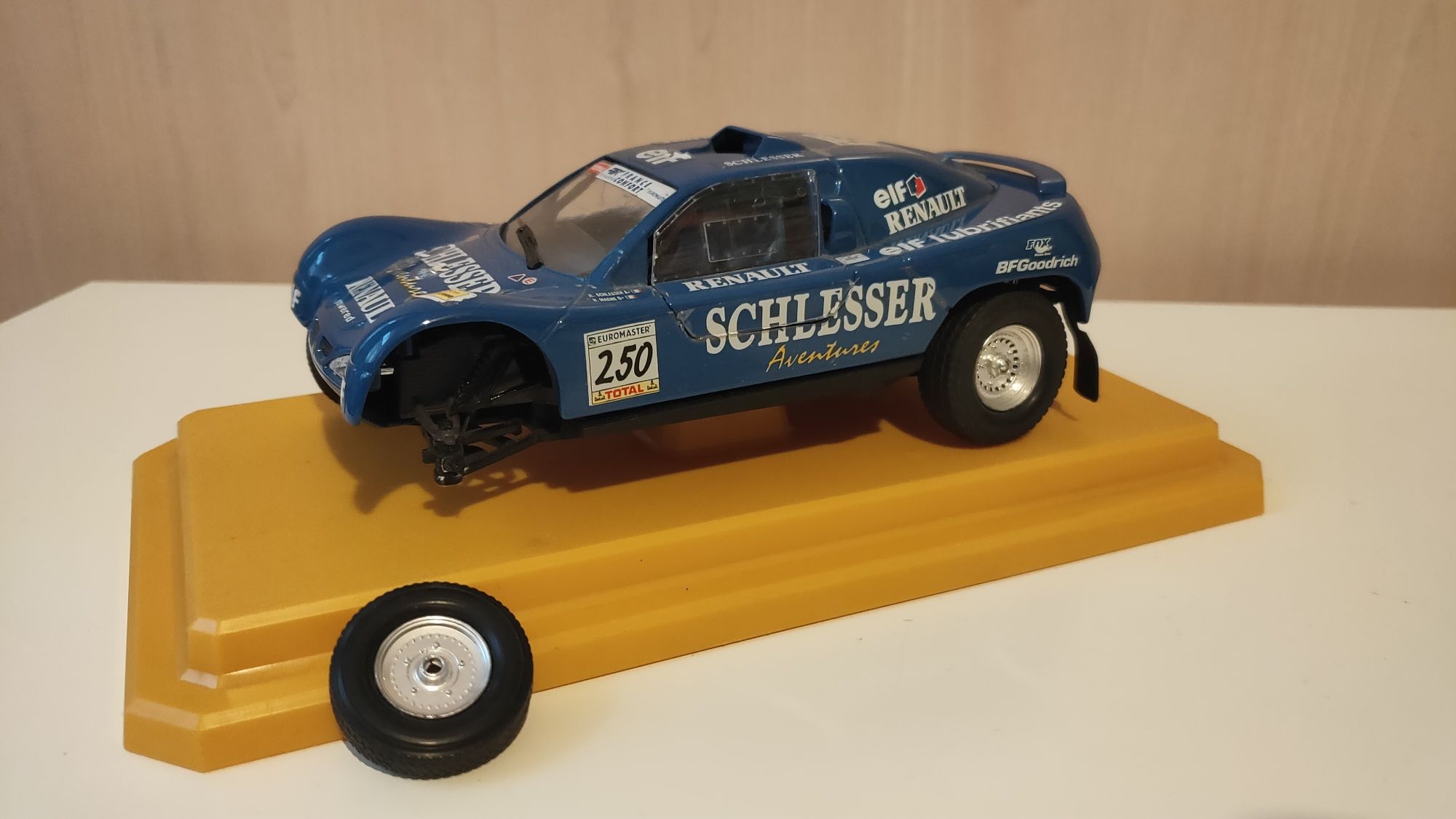 Auto Renault Schlesser na podstawce